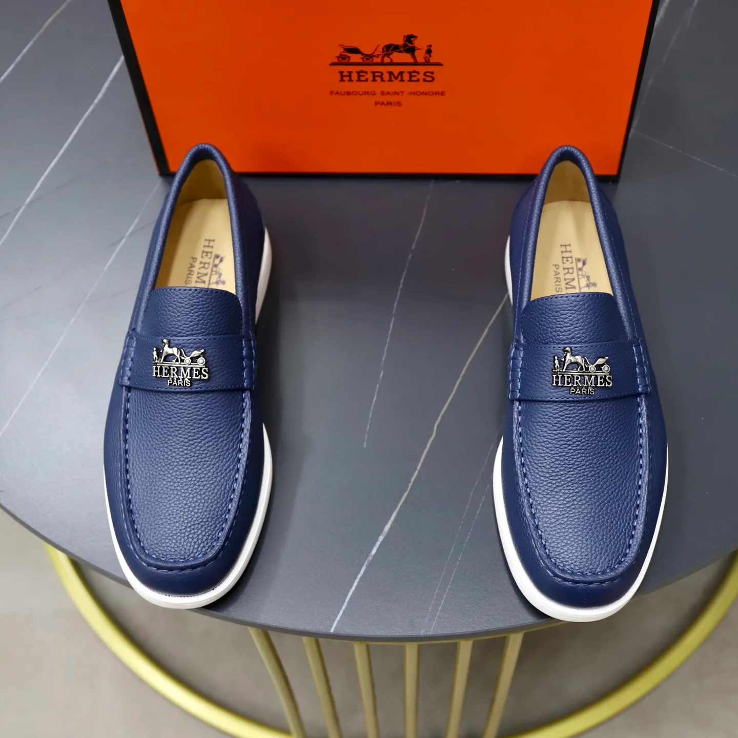Ex-factory price: 560💰Hermès/Hermès slip-on men's shoes. This shoe is made of imported pebbled cowhide. It has simple and smooth lines and is combined with aerodynamically designed 3CM rubber foam ultra-light soles! Youthful and fashionable, classic H-shaped hardware buckle decoration, calf lining gently wraps the feet, with logo cowhide feet, casual and urban style, highlighting youthful vitality, sports and leisure version, super versatile, code number: 38-39-40-41-42-43-44 standard leather shoe size (45 can be customized but does not support returns)